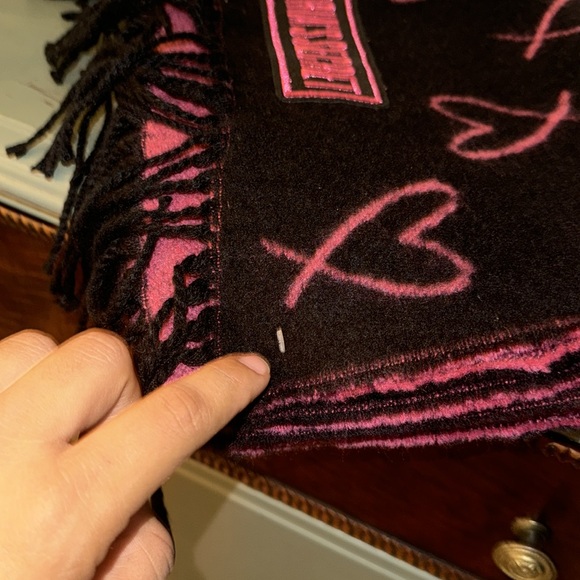 ♥️Victoria's Secret Pink and Black Heart Pattern Scarf - Picture 4 of 7